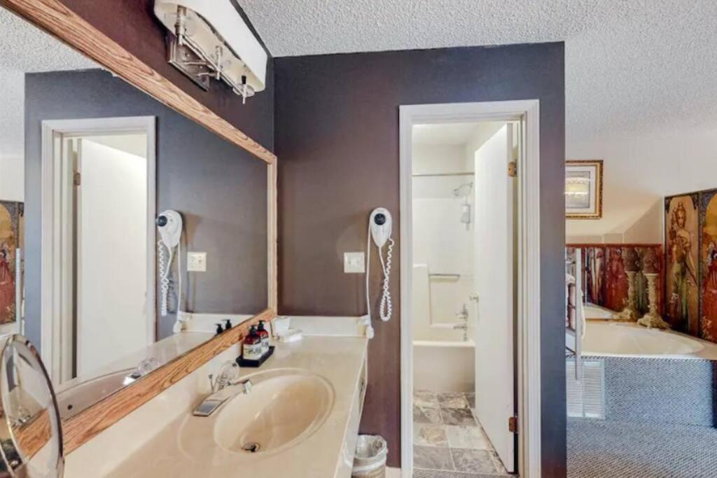 Jacuzzi Suite 206 At Tradewinds Eureka Springs Zewnętrze zdjęcie